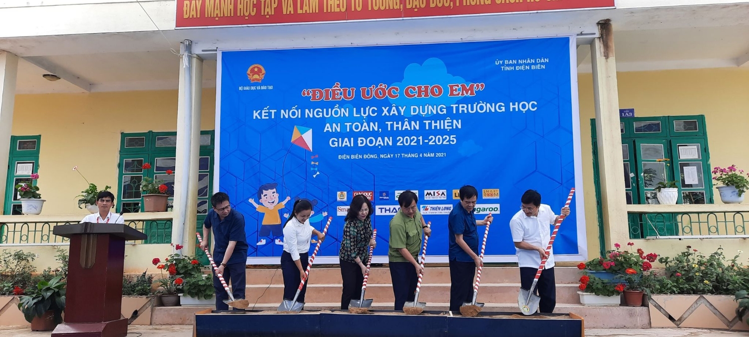 Thứ trưởng Ngô Thị Minh trao quà cho giáo viên và học sinh trên địa bàn xã Keo Lôm