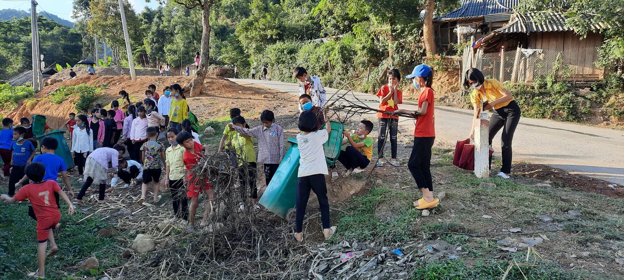 Hình ảnh các em học sinh đang vệ sinh môi trường trong và xung quanh trường học..